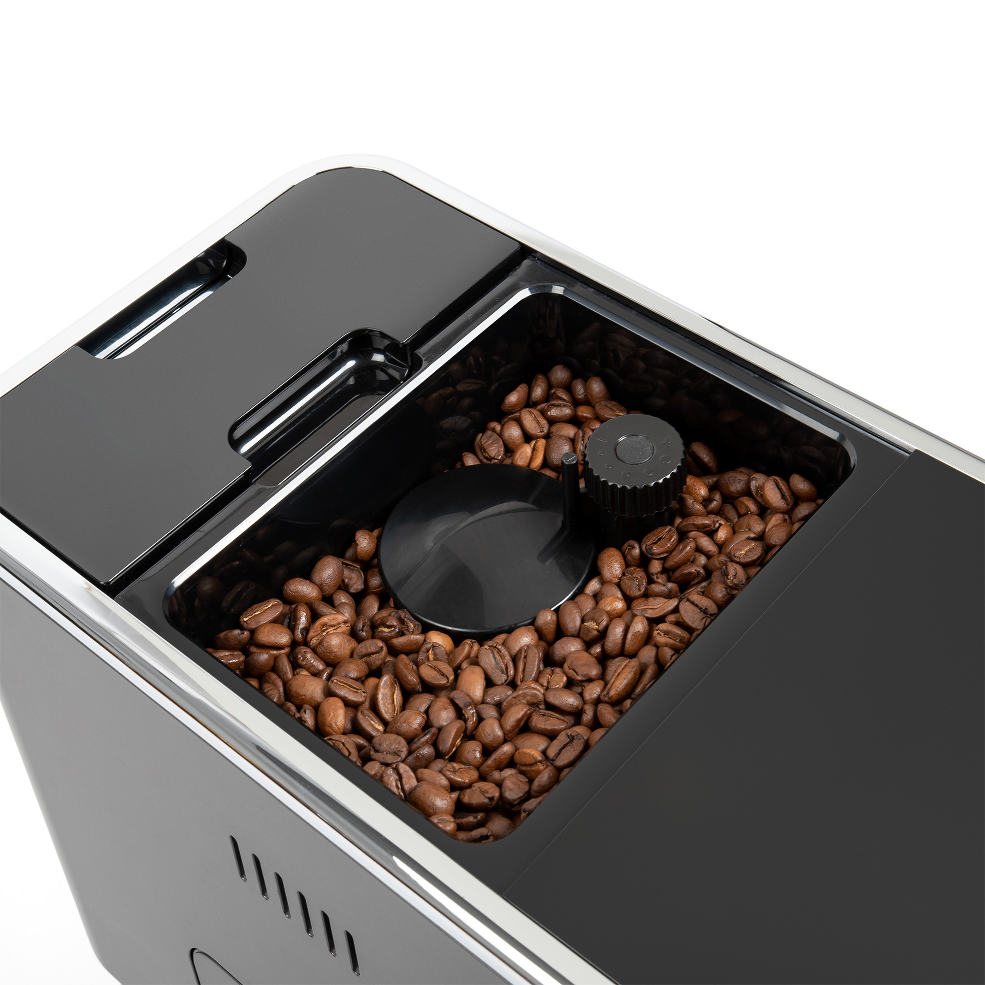 Un primer plano del contenedor de granos de una cafetera lleno de granos de café.
