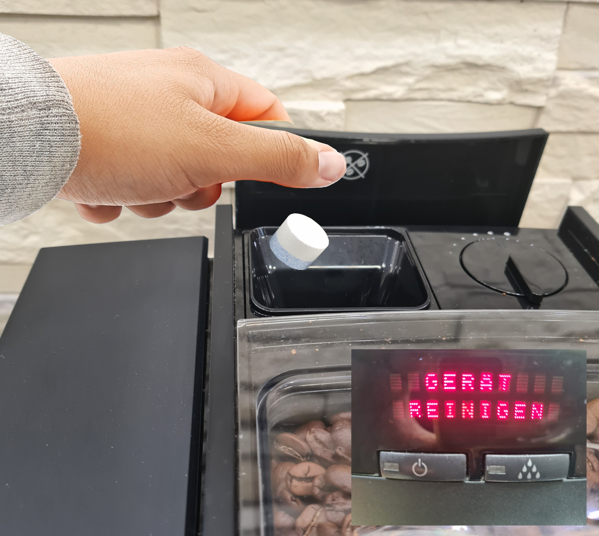 Hand legt Tablet in Kaffeemaschine mit Display.