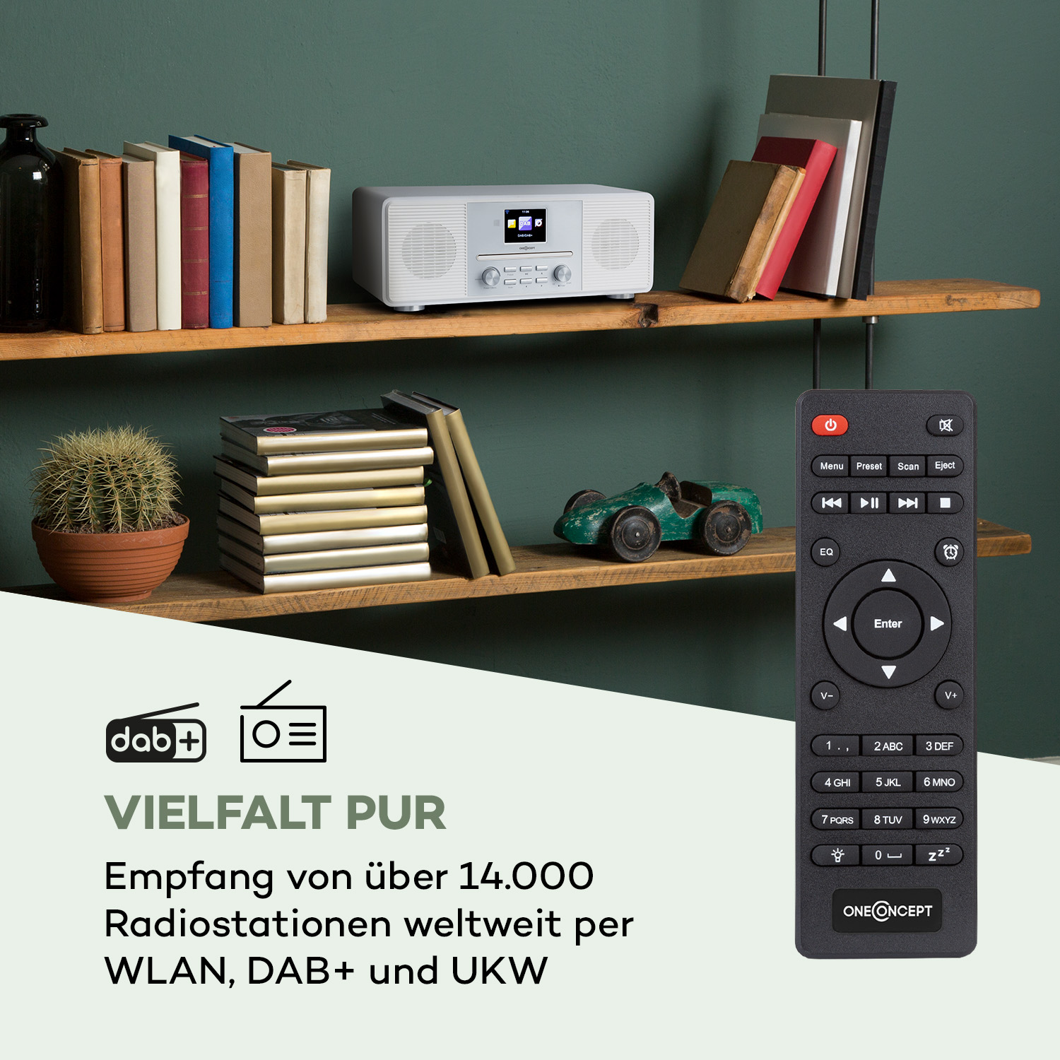 Ein weißes Radio mit Fernbedienung auf einem Regal mit Büchern, einem kleinen Auto und einer Pflanze.