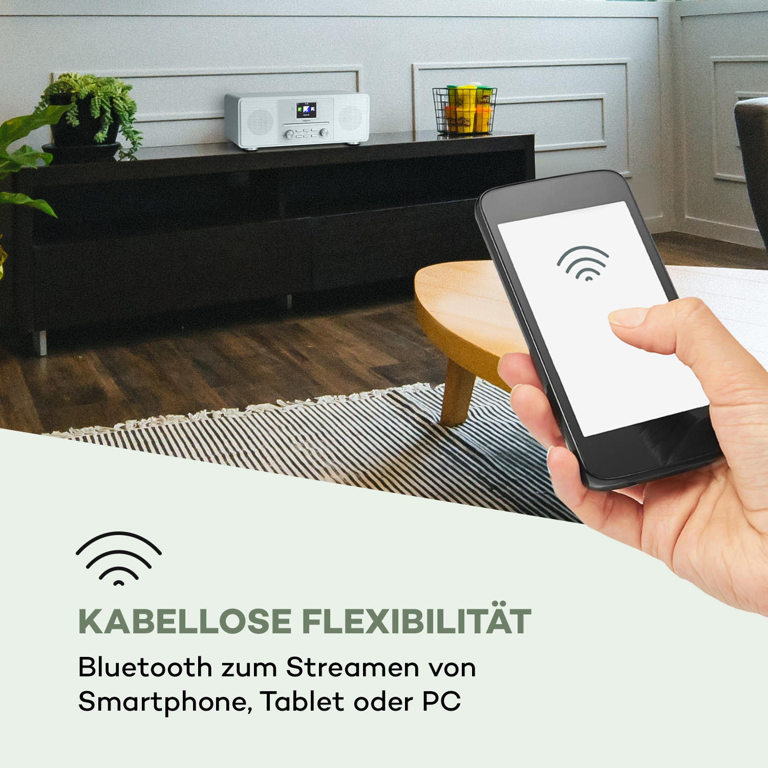 Eine Person, die ein Smartphone vor einem Radio hält und ein WLAN-Symbol anzeigt.