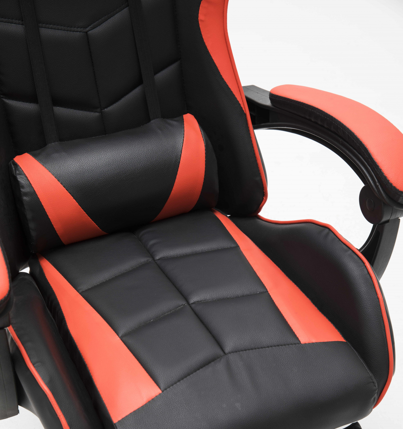 Nahaufnahme eines schwarz-roten Gaming-Stuhls mit Kissen.
