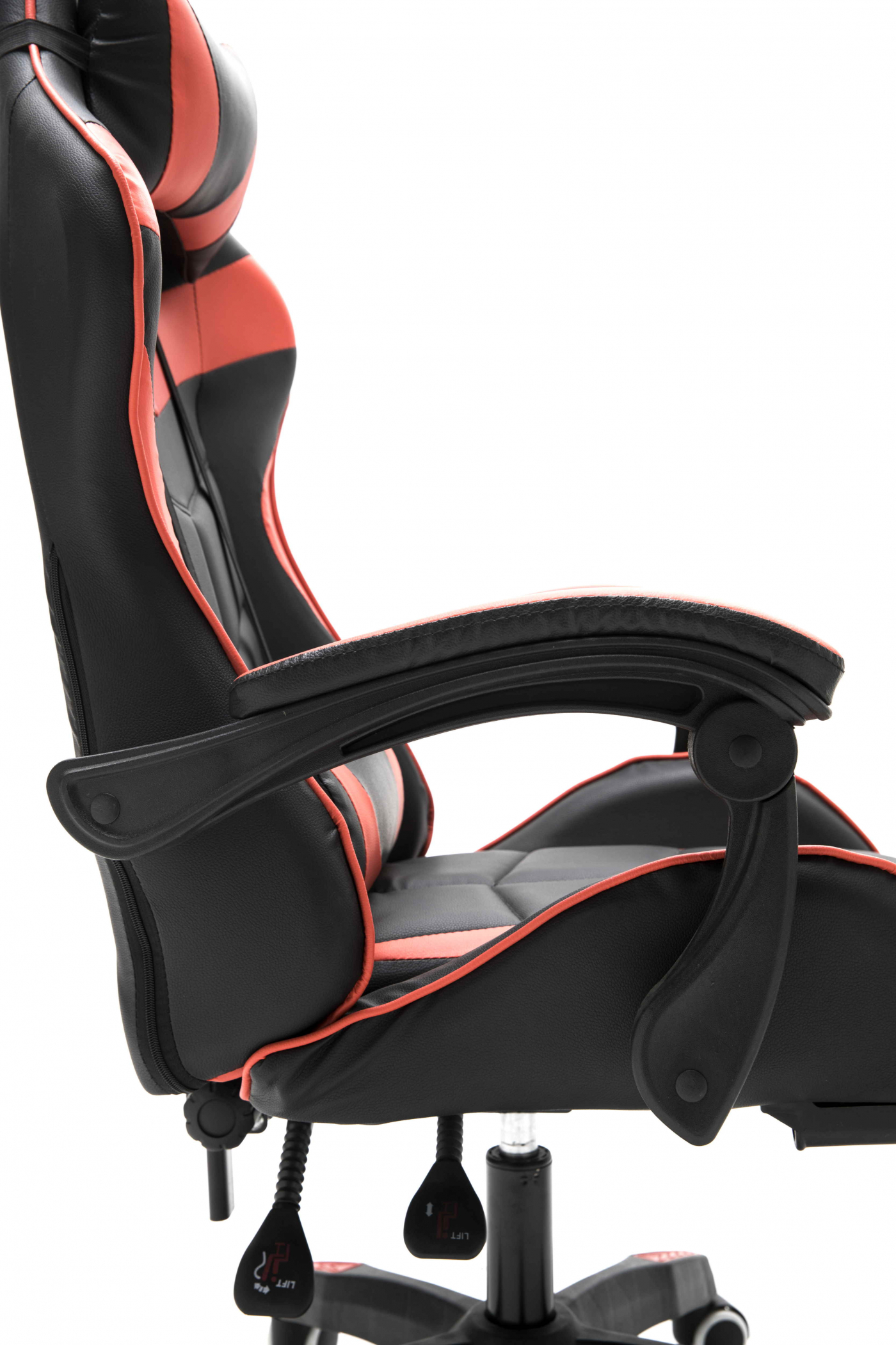 Ein schwarz-roter Gaming-Stuhl, der die Seitenansicht des Stuhls zeigt. Der Stuhl steht auf weißem Hintergrund.