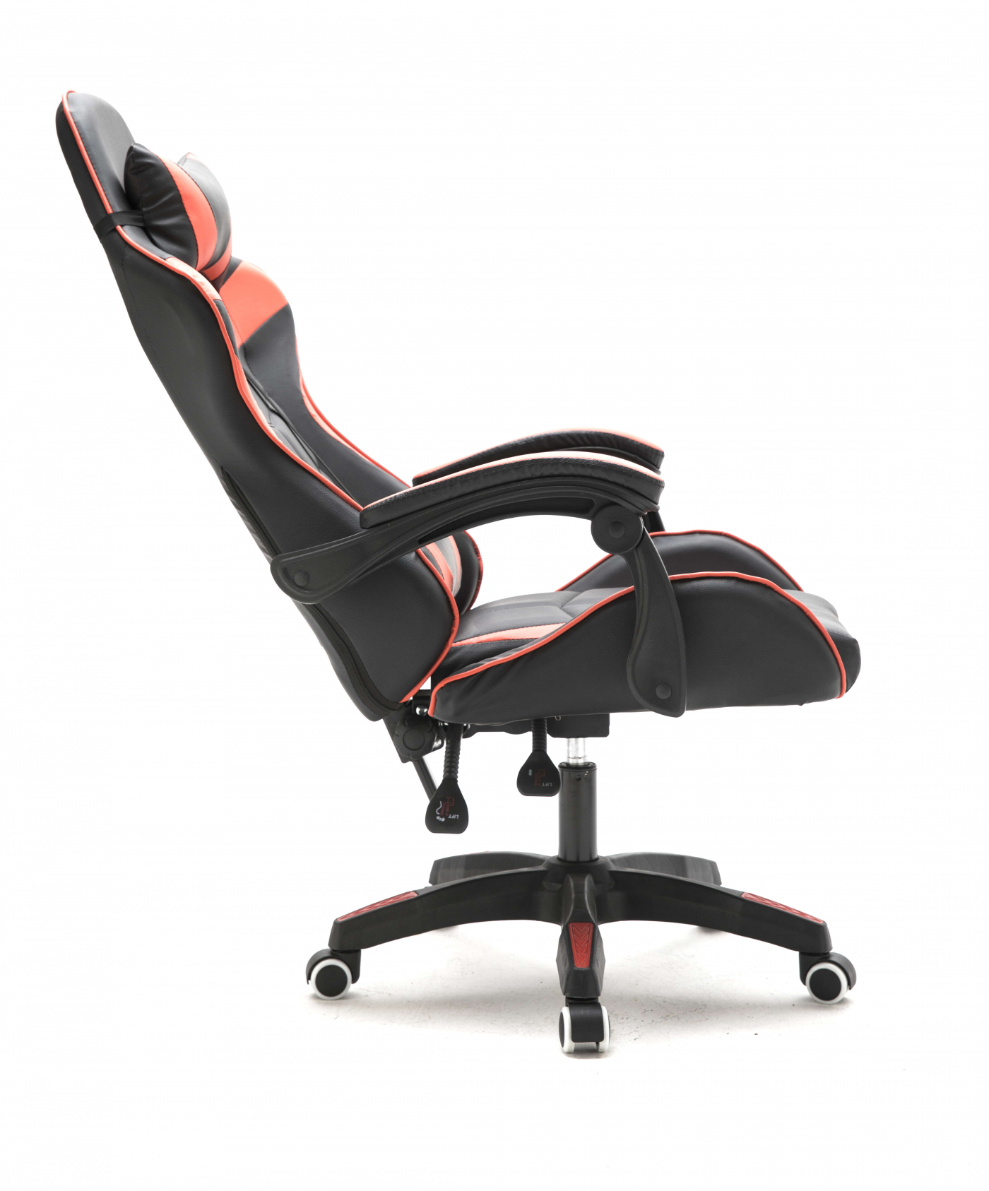 Ein schwarzer und roter Gaming-Stuhl auf weißem Hintergrund, seitlich angewinkelt.