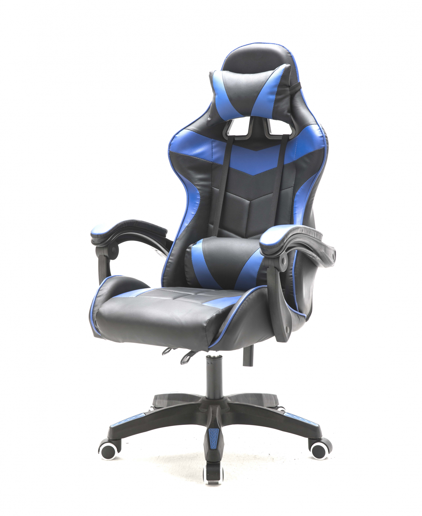 Zwarte en blauwe gamingstoel, met hoofdsteun en wielen, op een witte achtergrond.