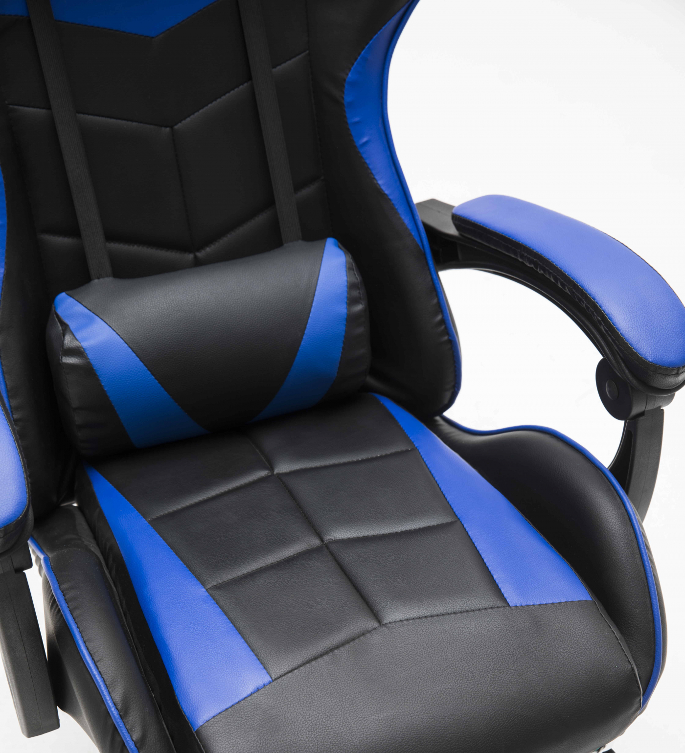 Een close-up van een zwarte en blauwe gamingstoel. De stoel heeft een hoofdsteun en armleuningen. Witte achtergrond.