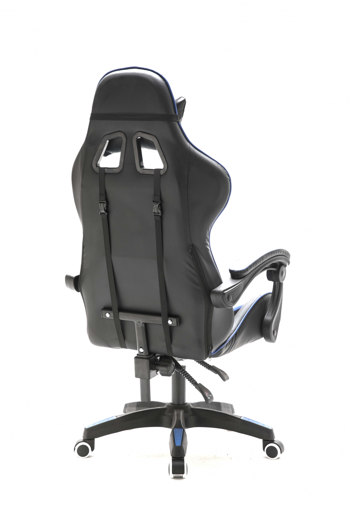 Zwarte en blauwe gamingstoel. Achteraanzicht toont het ontwerp en de basis met wielen.