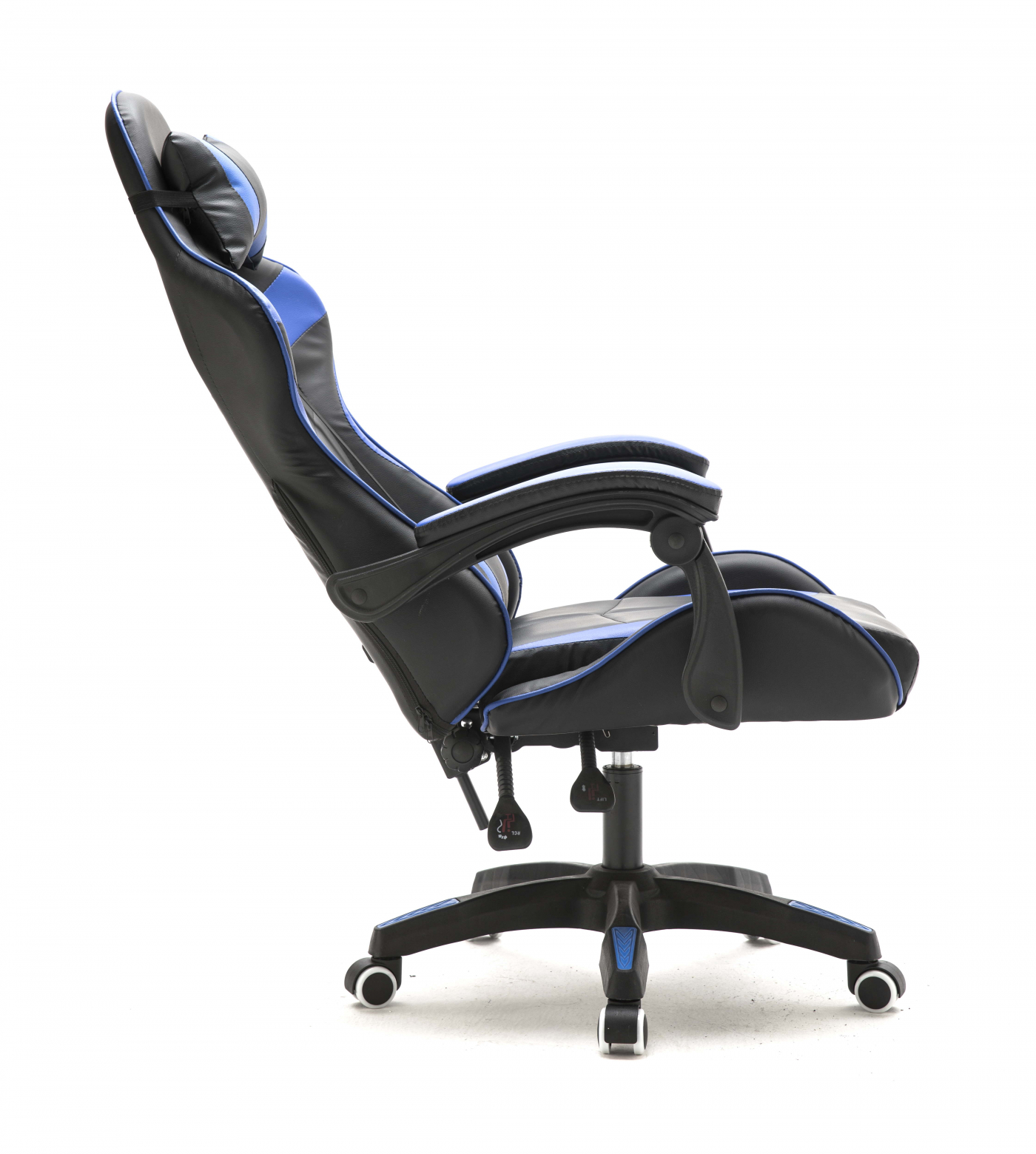 Gaming stoel, zwart en blauw, zijaanzicht, met hoofdsteun, armleuningen en wielen.