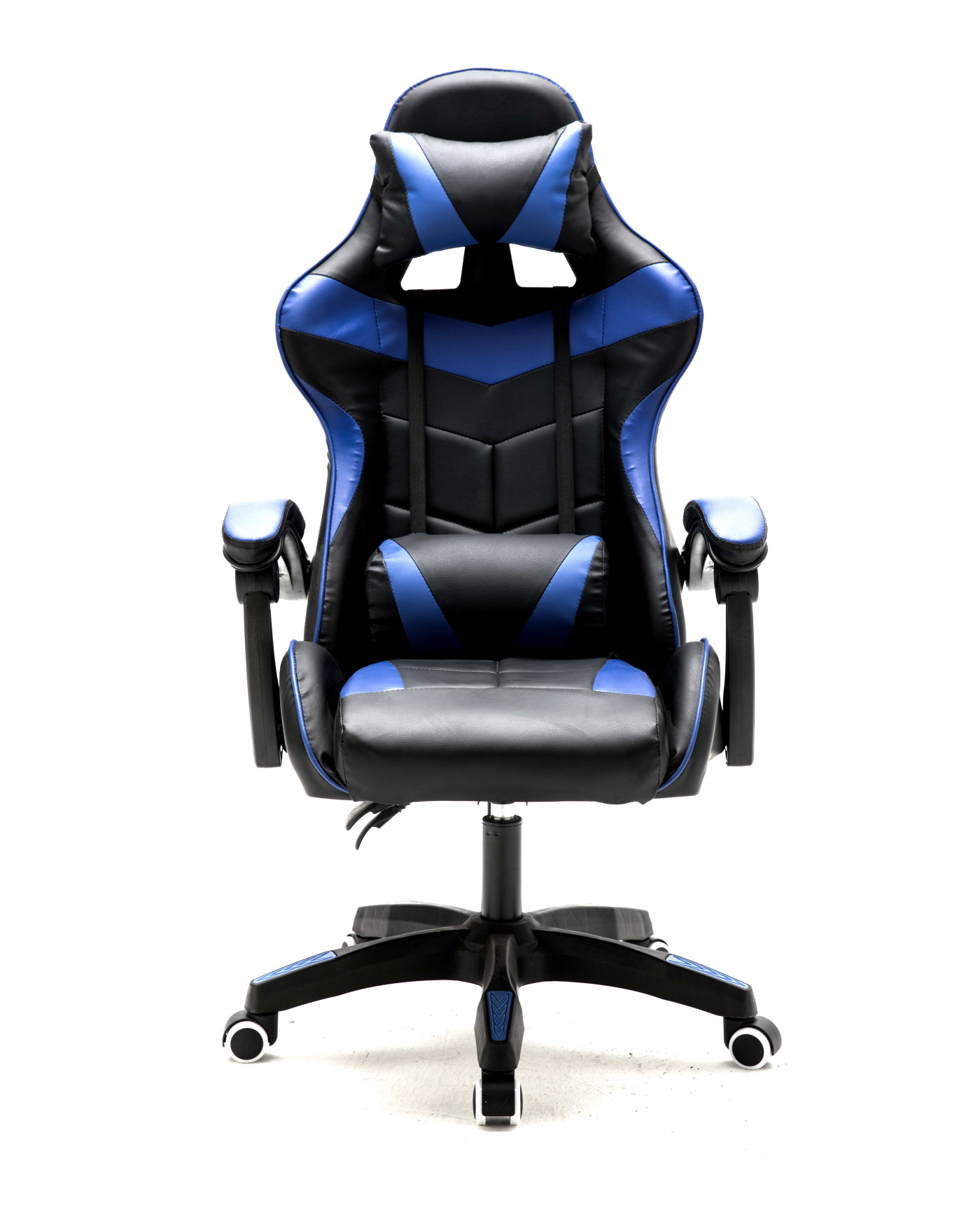 Zwarte en blauwe gaming stoel. Het heeft een hoge rug, armleuningen en wielen. Op een witte achtergrond.