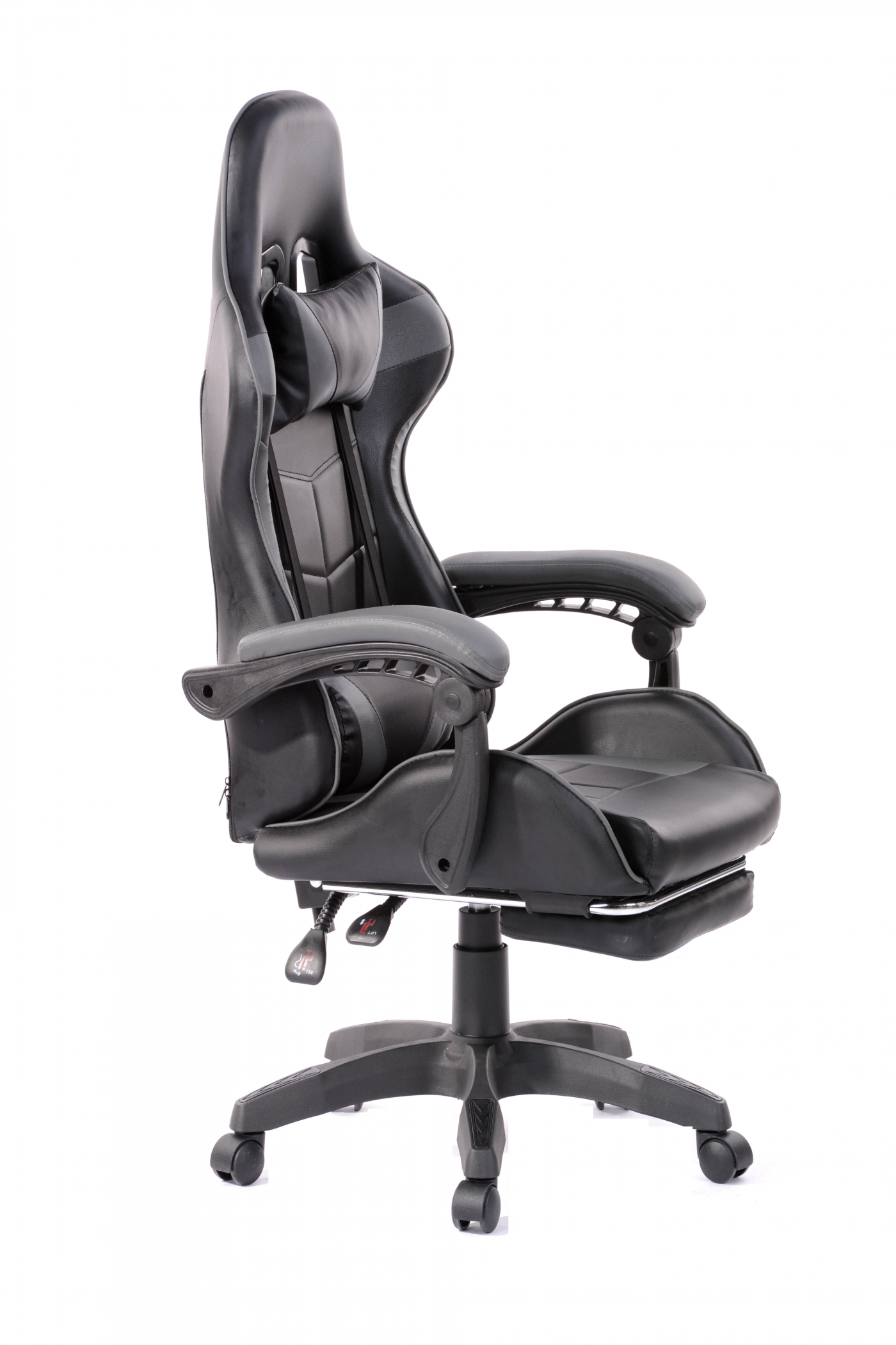 Schwarzer Gaming-Stuhl mit Kopfstütze und Fußstütze, auf Rädern. Weißer Hintergrund.