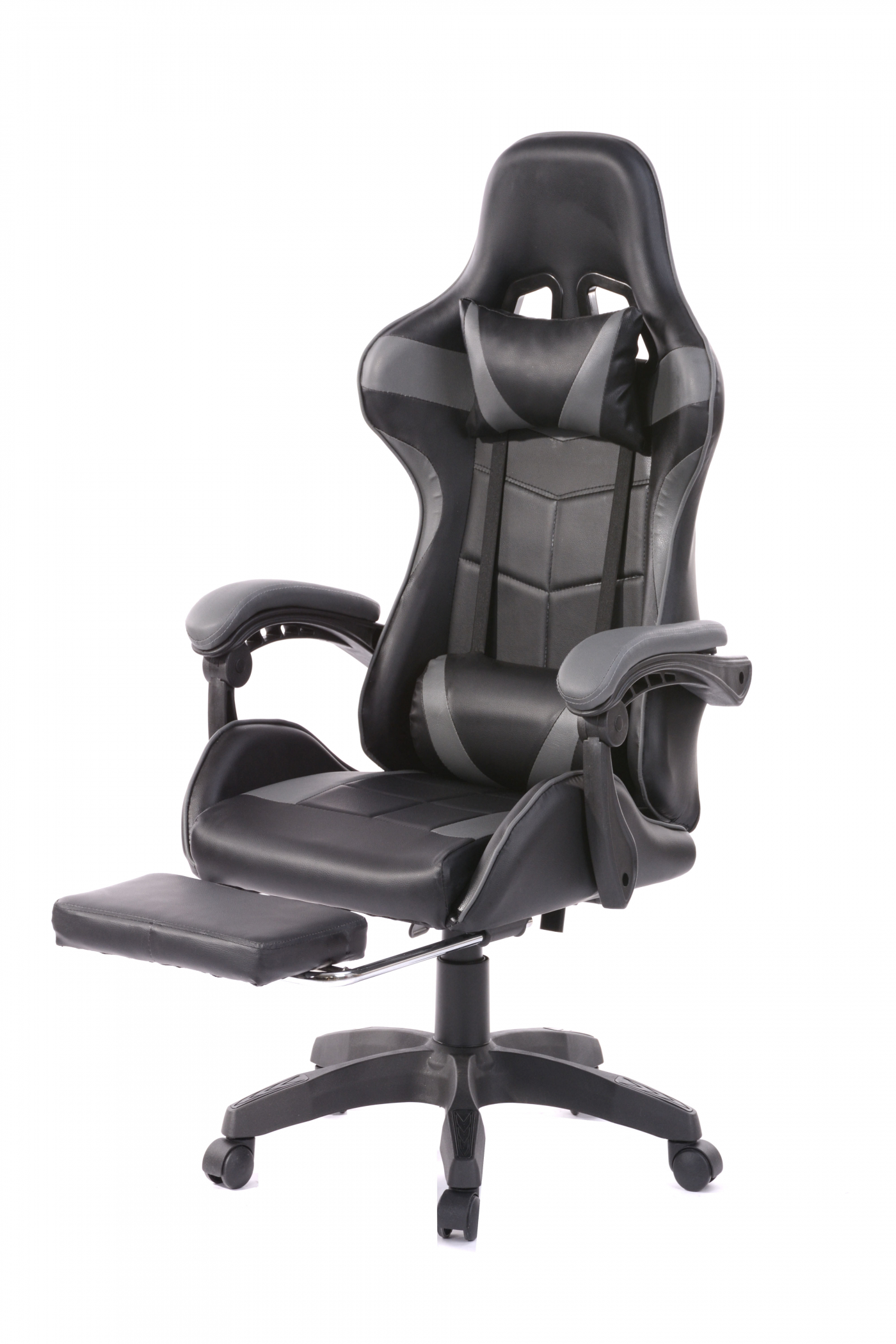Gaming-Stuhl: schwarz mit grauen Akzenten, Fußstütze und Rollen. Weißer Hintergrund.