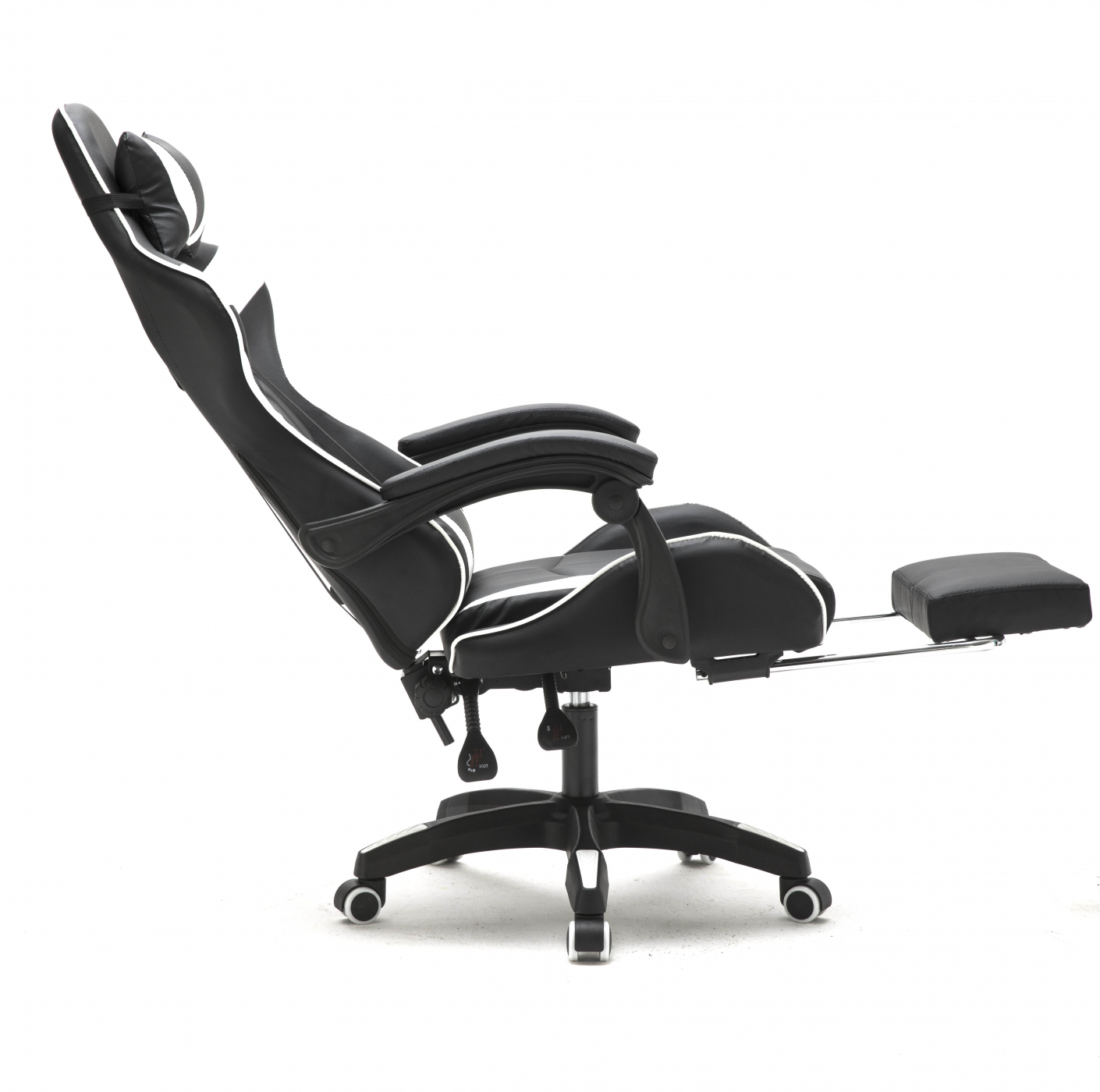 Zwarte en witte gamingstoel, voetsteun uitgeschoven, op witte achtergrond.