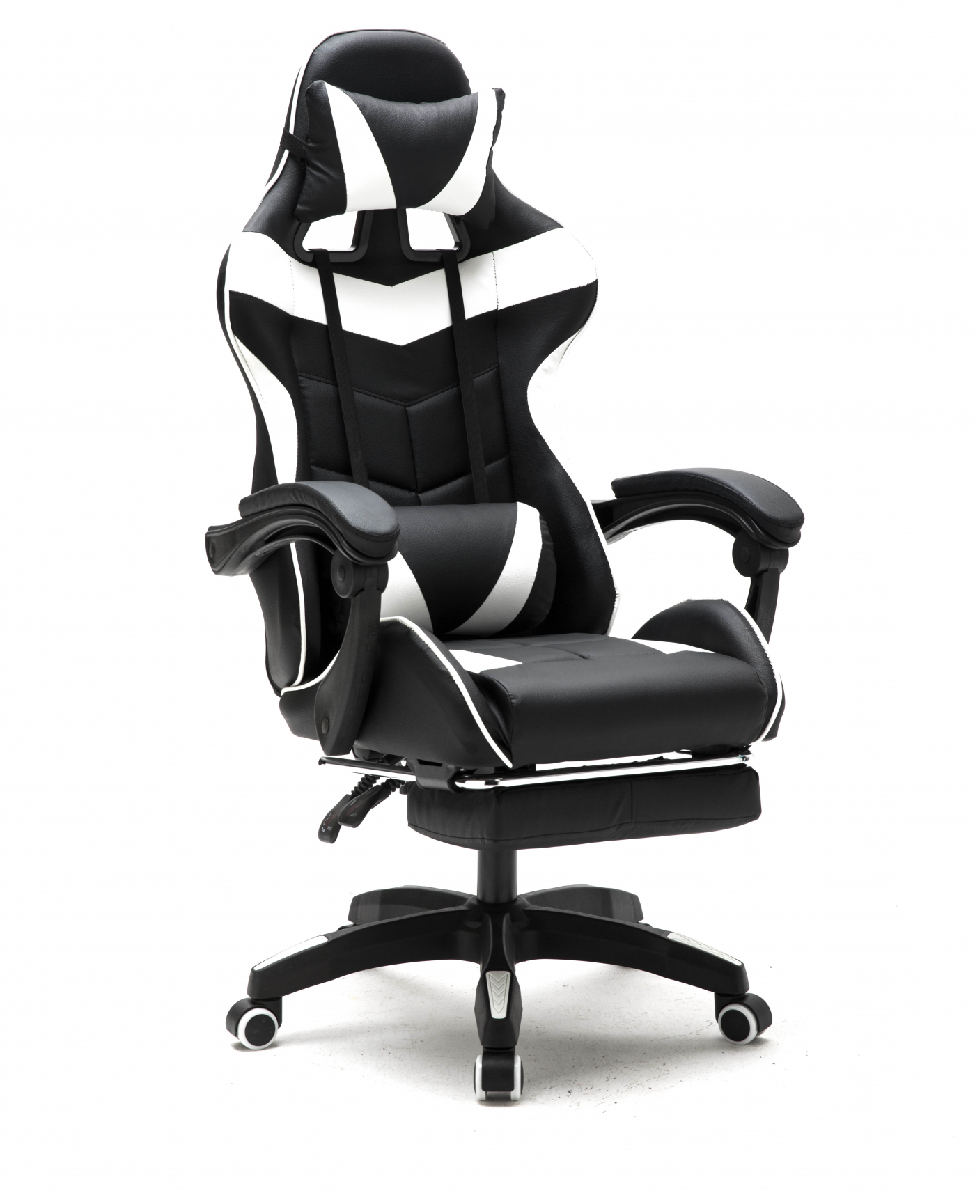 Een zwart-witte gamingstoel. De stoel heeft een hoofdsteun, armleuningen en een voetensteun. Hij staat op wielen.