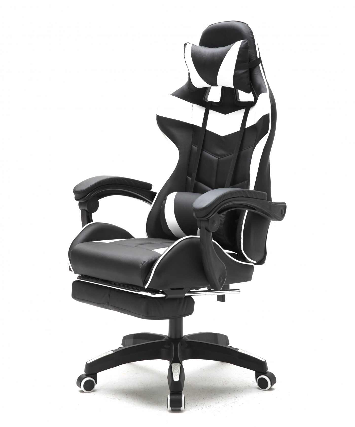 Zwarte en witte gamingstoel op een witte achtergrond.