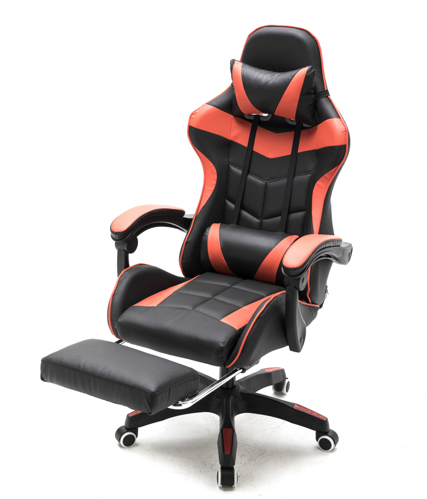 Schwarz-roter Gaming-Stuhl mit Fußstütze. Weißer Hintergrund.