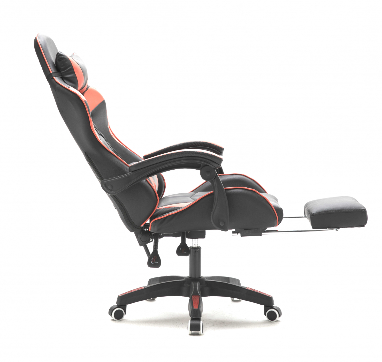 Schwarzer und orangefarbener Gaming-Stuhl, Seitenansicht, Beinauflage ausgezogen, auf weißem Hintergrund.