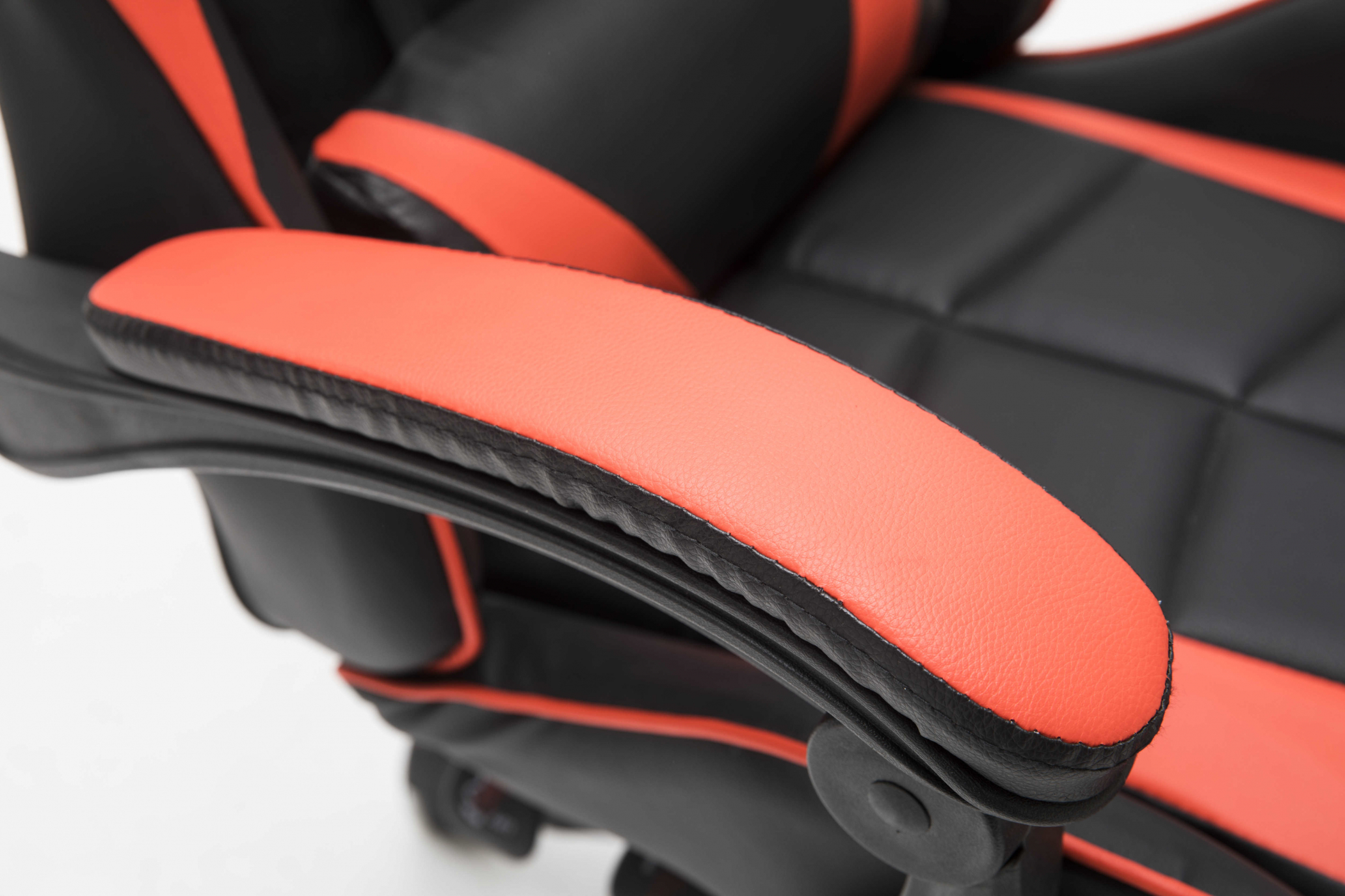 Armlehne eines Gaming-Stuhls, orangefarbenes Leder mit schwarzen Akzenten. Nahaufnahme.