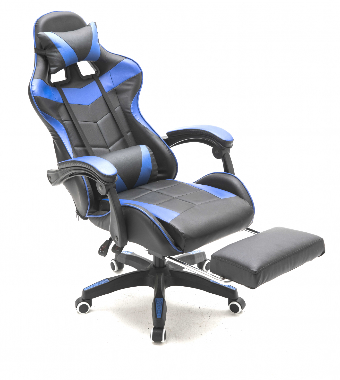 Gaming-Stuhl mit schwarzen und blauen Akzenten, Fußstütze ausgefahren, auf weißem Hintergrund, hohe Winkelaufnahme.