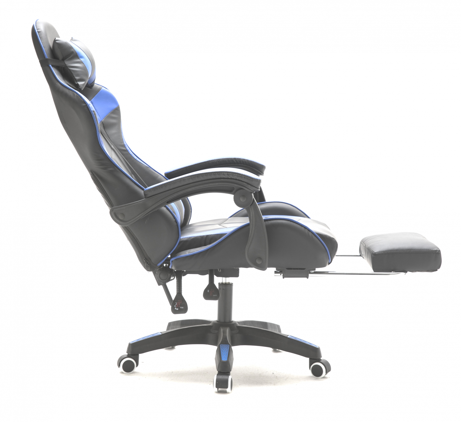 Schwarzer und blauer Gaming-Stuhl auf weißem Hintergrund. Er hat eine Fußstütze. Seitenansicht.