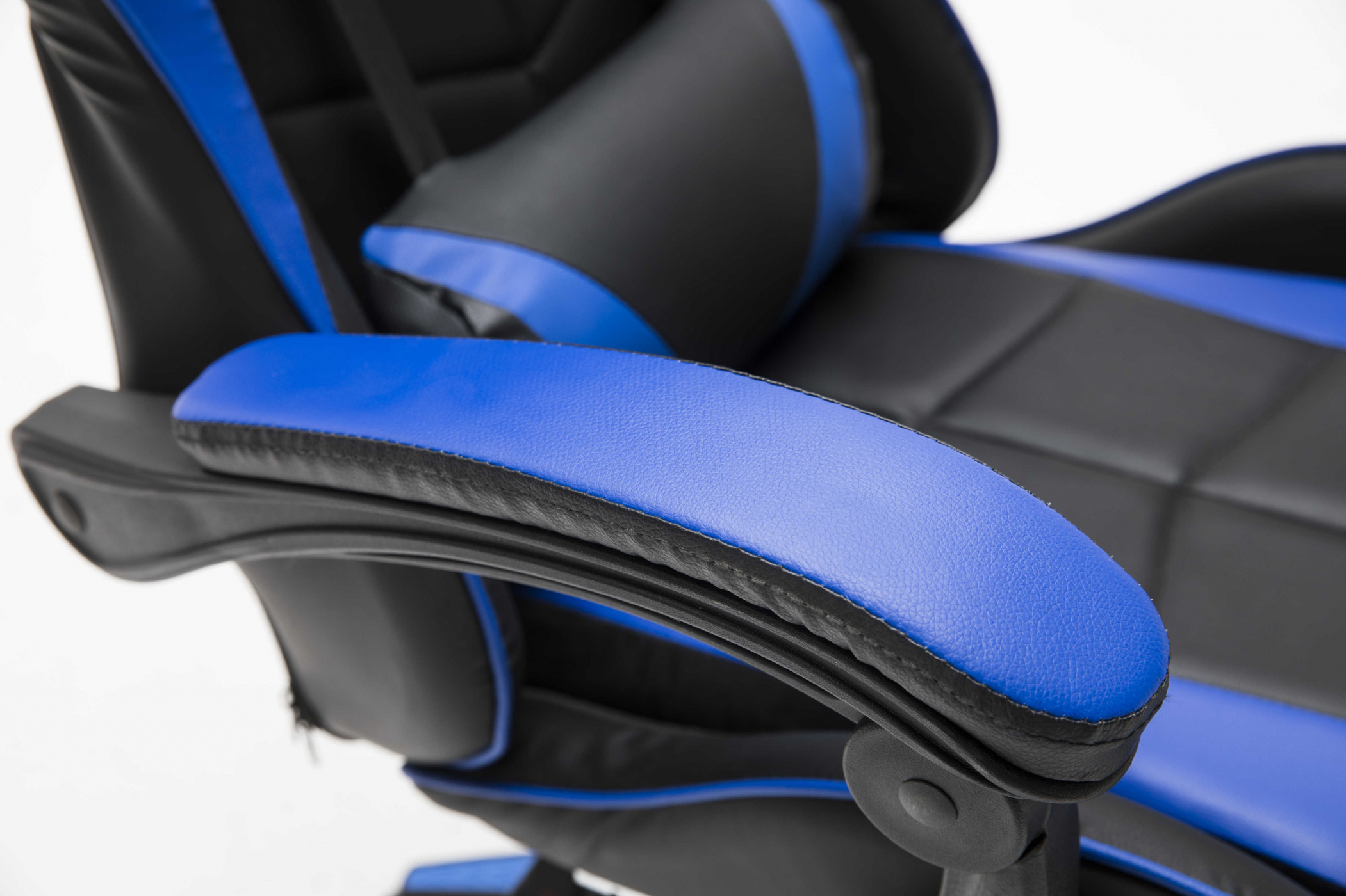 Nahaufnahme der Armlehne eines blau-schwarzen Gaming-Stuhls. Fokus auf der blauen Polsterung.