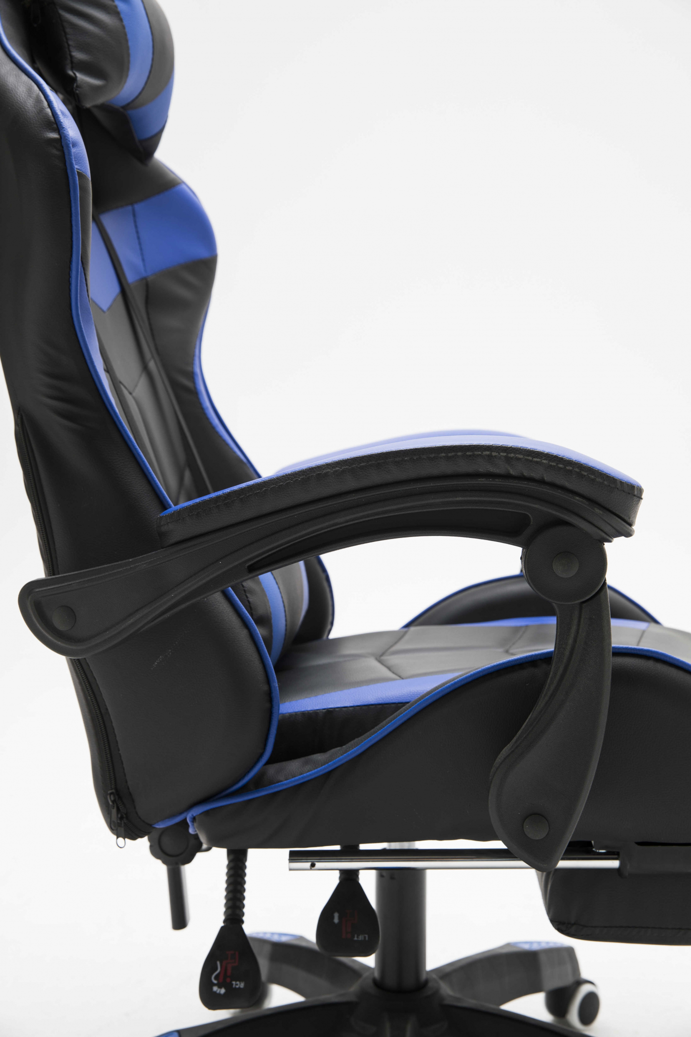 Schwarz-blauer Gaming-Stuhl mit Armlehnen, weißer Hintergrund.