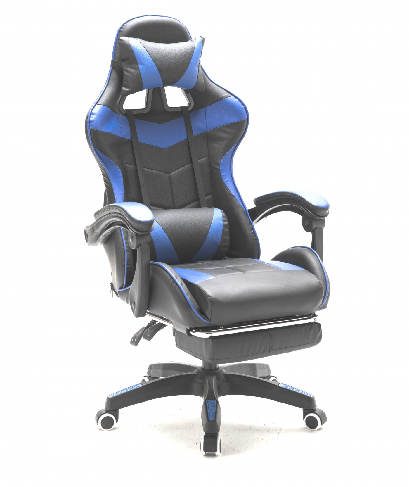Schwarzer und blauer Gaming-Stuhl. Er hat eine Kopfstütze, Armlehnen und eine Fußstütze. Schwarze Basis mit Rädern.