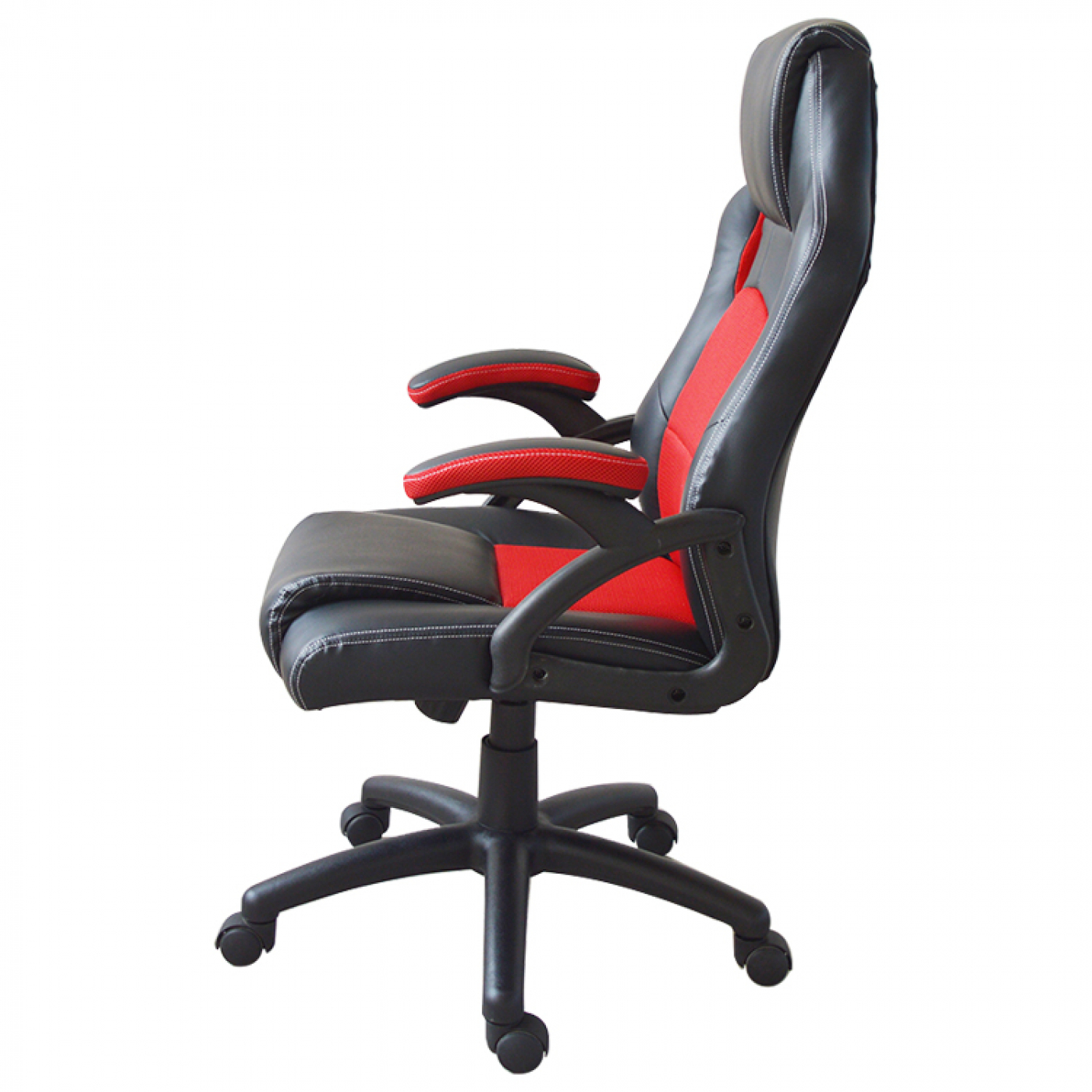 Roter und schwarzer Gaming-Stuhl, Seitenansicht, vor weißem Hintergrund.