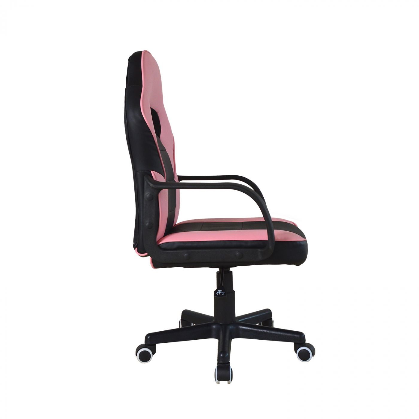 Roze en zwarte gamestoel in profiel, op wielen, tegen witte achtergrond.