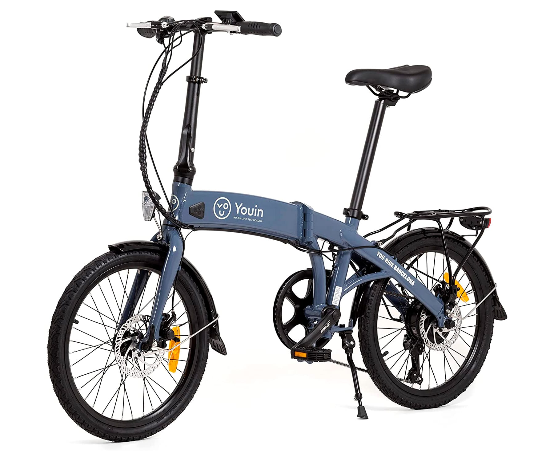 Niebieski rower składany na białym tle. Czarne opony, siodełko i kierownica. Rower zaparkowany.