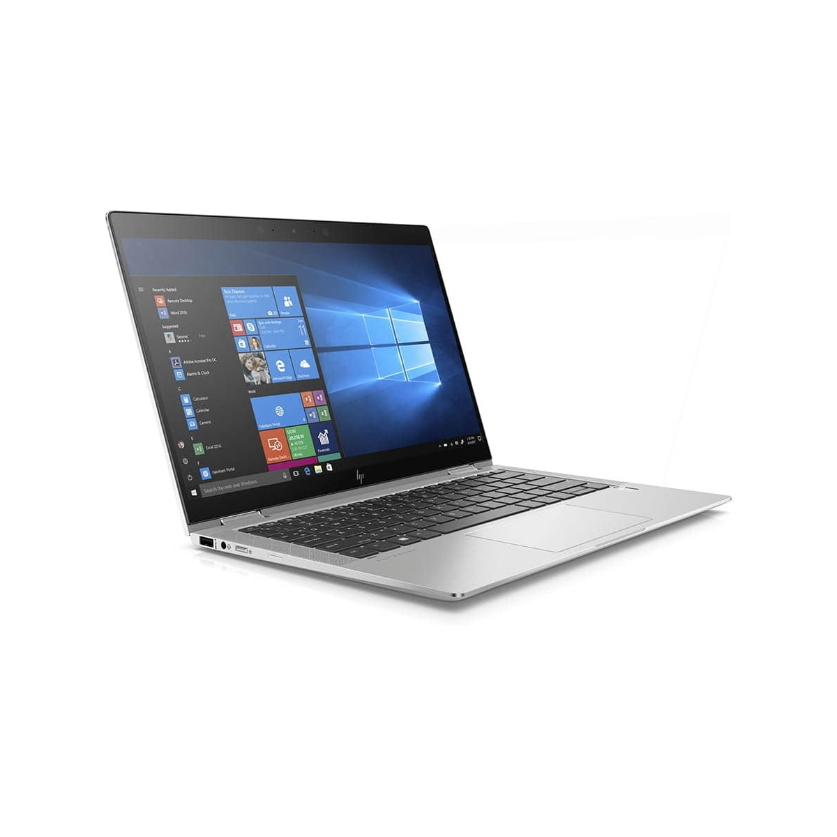 Portátil plateado, abierto, sobre fondo blanco. La pantalla muestra un escritorio de Windows.