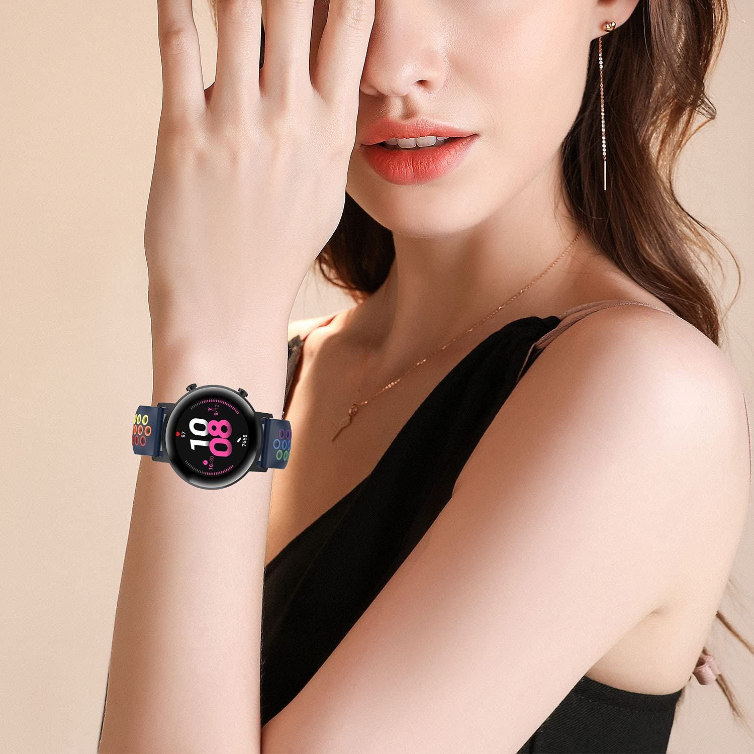 Frau trägt eine Smartwatch. Die Uhr hat ein farbenfrohes Armband.