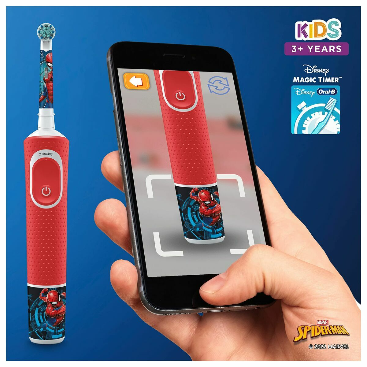 Uno spazzolino Spider-Man rosso con un telefono che mostra l'app per la spazzolatura e il timer. Il telefono è in una mano.