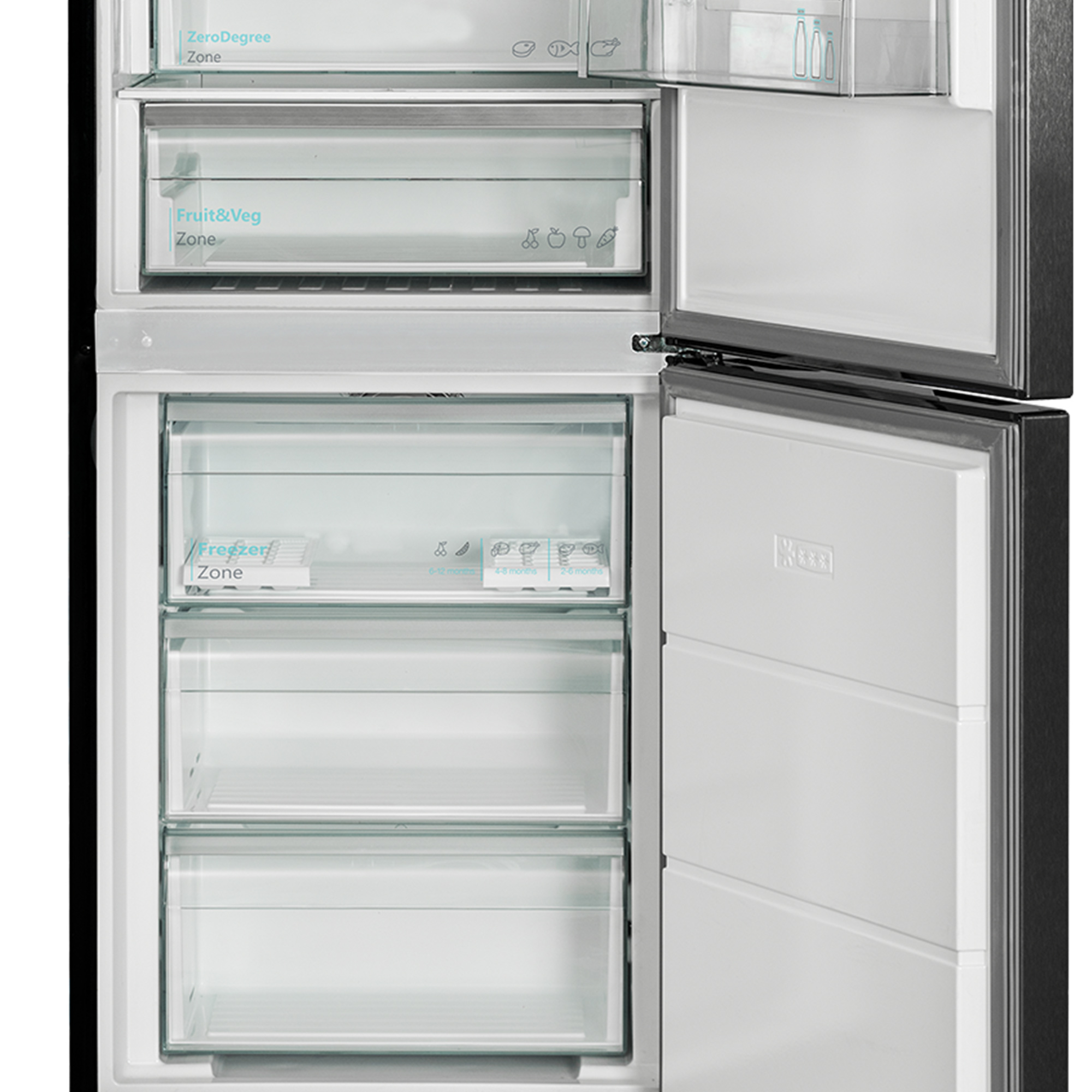 Wnętrze lodówki z otwartymi drzwiami, pokazujące półki i szuflady, w większości puste.