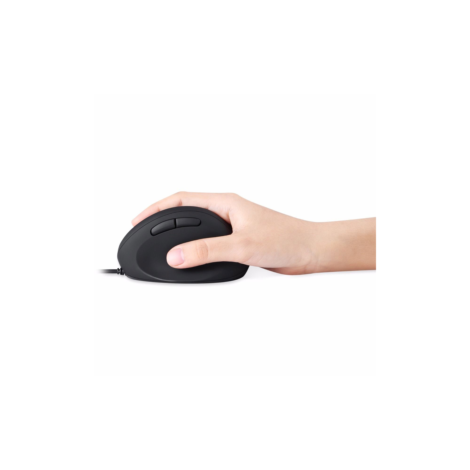 Mano di una persona che tiene un mouse ergonomico nero.