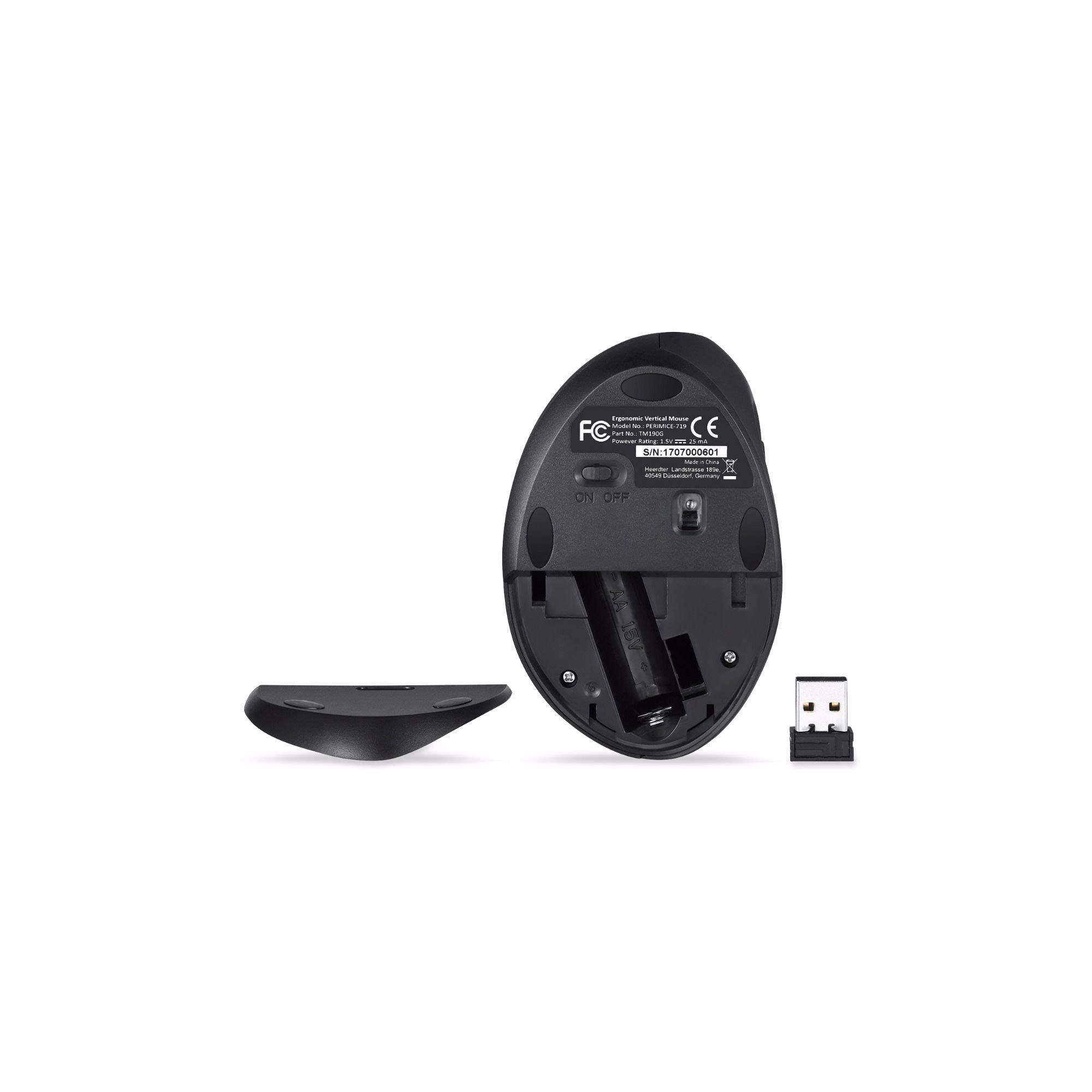 De onderkant van een zwarte muis met het batterijvak open, een USB-ontvanger en een afdekking.