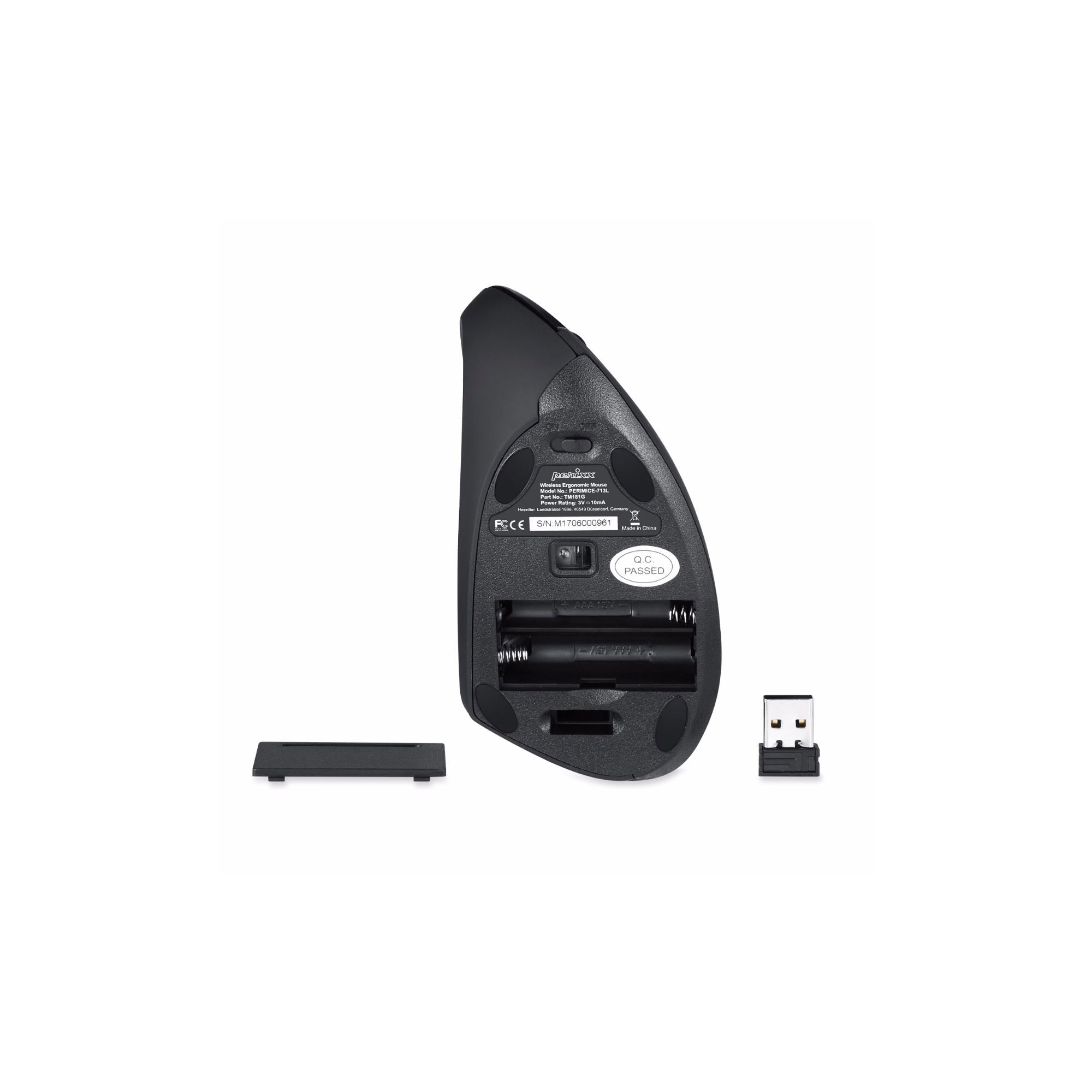 Unterseite einer schwarzen Vertikalmaus mit Batterien, einem USB-Dongle und einer Batterieabdeckung.