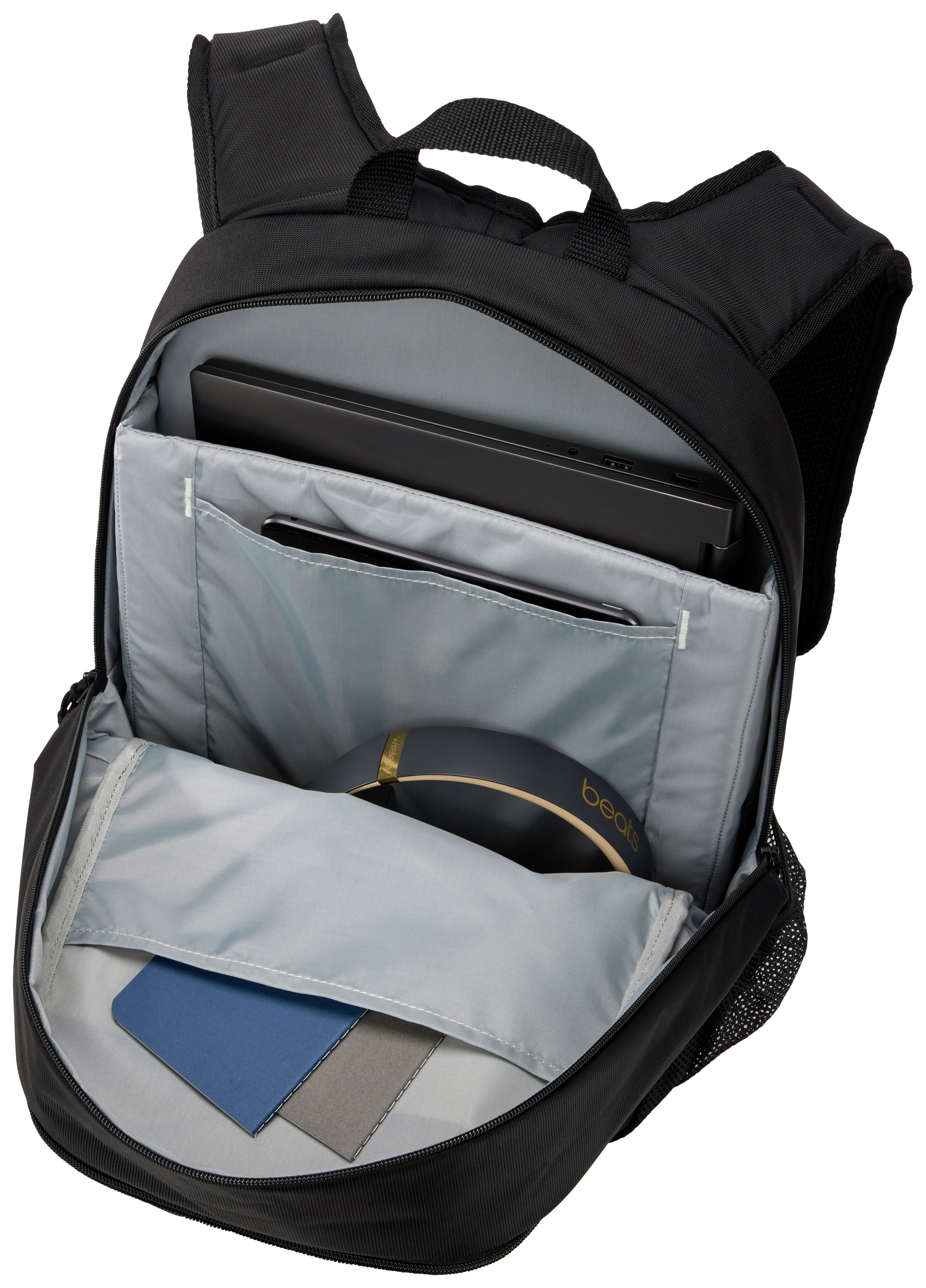 Schwarzer Rucksack offen, um Laptop, Kopfhörer und andere Gegenstände zu zeigen, grauer Innenraum.