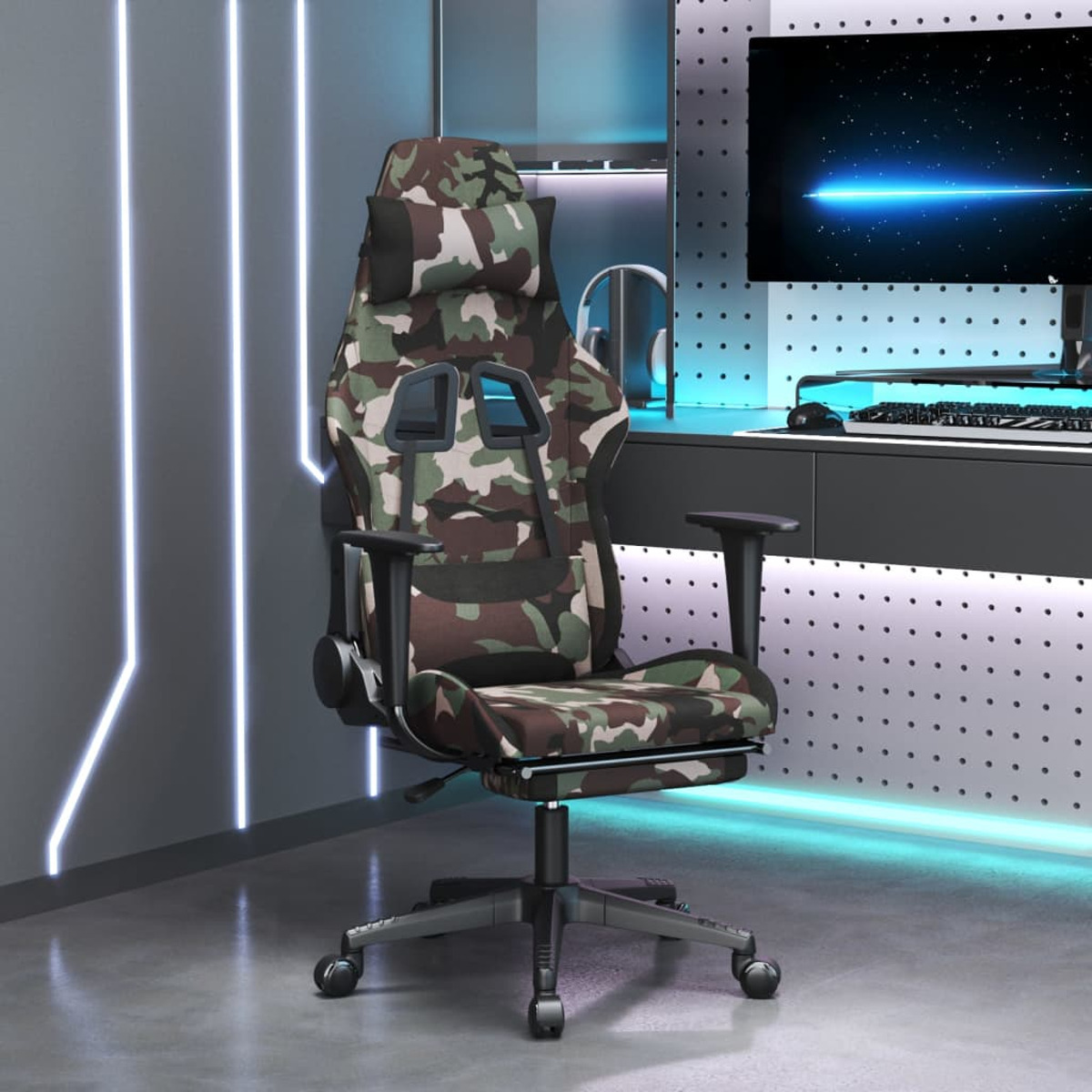 Ein Camouflage-Gaming-Stuhl steht in einem Raum mit Neonlichtern. Im Hintergrund ist ein Computerbildschirm zu sehen.