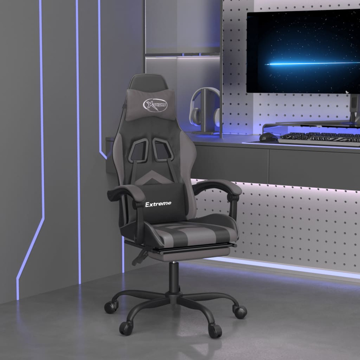 Ein schwarz-grauer Gaming-Stuhl in einem Raum mit Computermonitor und grauen Wänden. Der Stuhl hat eine Beinauflage.