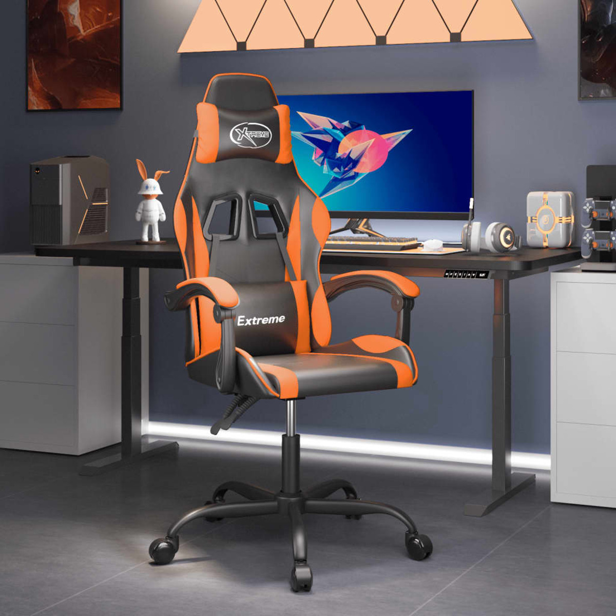 Ein Gaming-Stuhl mit orange-schwarzem Design in einem Raum mit Schreibtisch und Monitor.