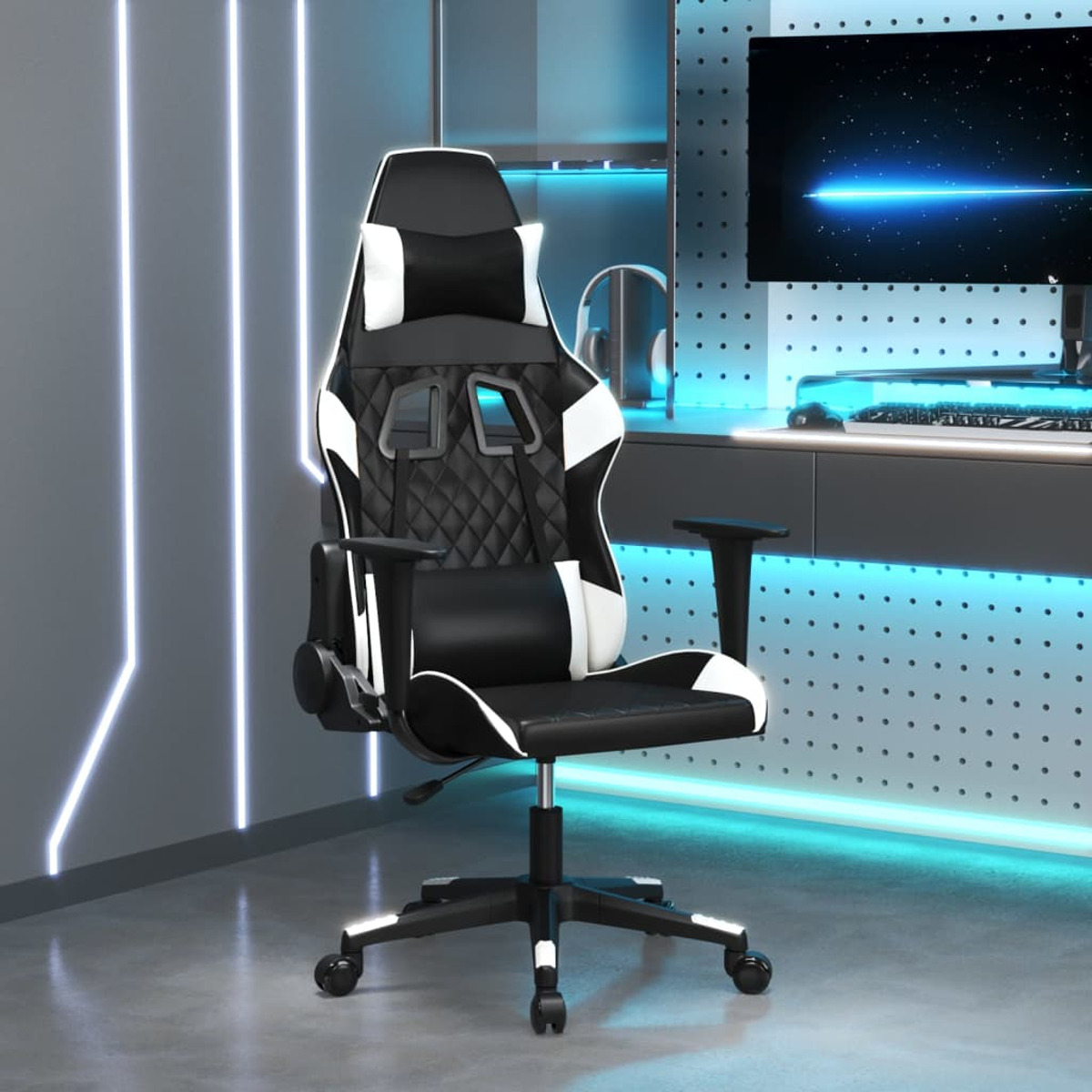 Gaming-Stuhl in einem Raum mit Monitor, schwarz/weißes Design mit Fußstütze.