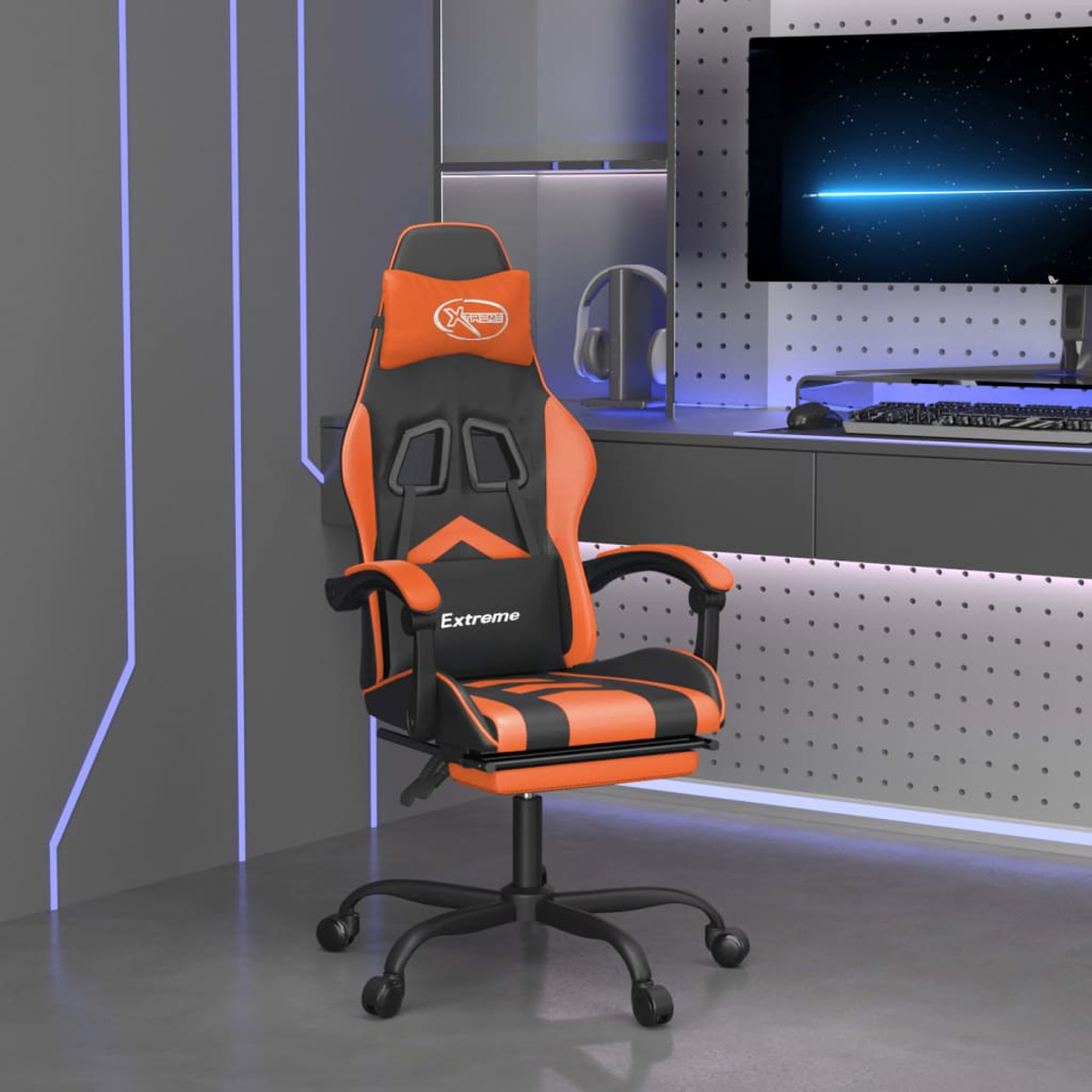 Gaming-Stuhl, schwarz und orange, mit Extreme-Logo auf Kopfstütze und Sitz. Der Hintergrund ist grau.