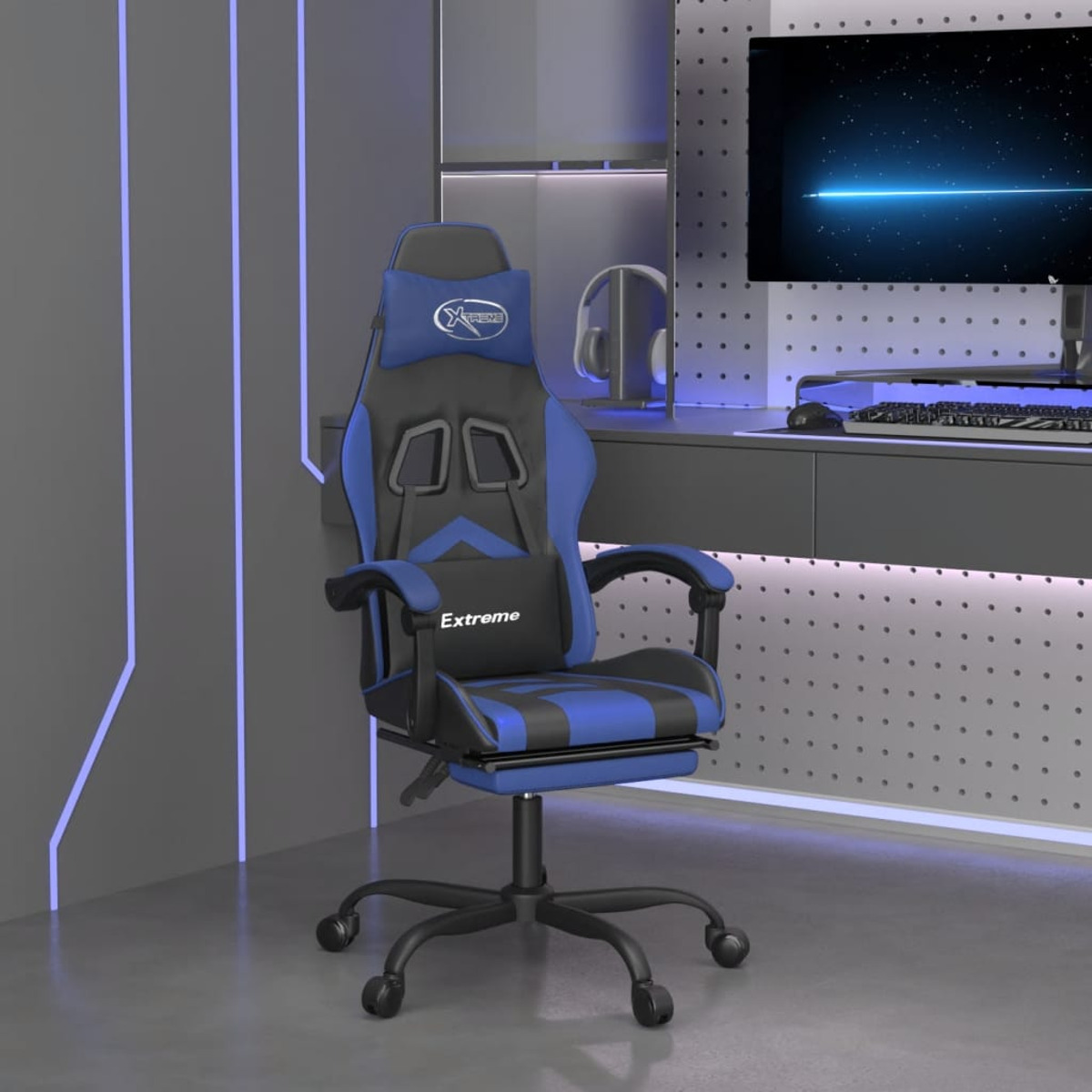 Ein blau-schwarzer Gaming-Stuhl in einem Gamer-Zimmer. In der Nähe befinden sich ein Schreibtisch und Kopfhörer.