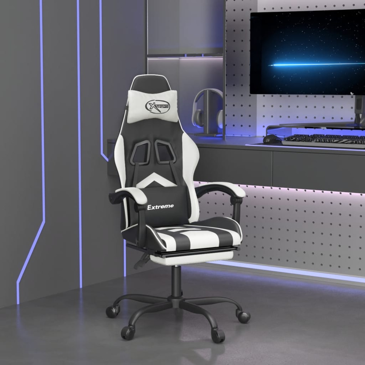 Ein schwarz-weißer Gaming-Stuhl in einem Raum.