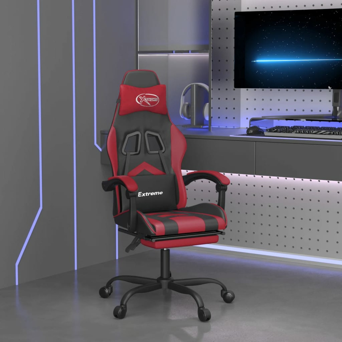 Rot-schwarzer Gaming-Stuhl in modernem Raum. Weiße Wand, Schreibtisch, Monitor und Kopfhörer.