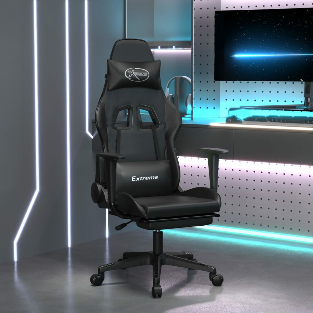 Schwarzer Gaming-Stuhl mit Fußstütze, und Sternenhintergrund.