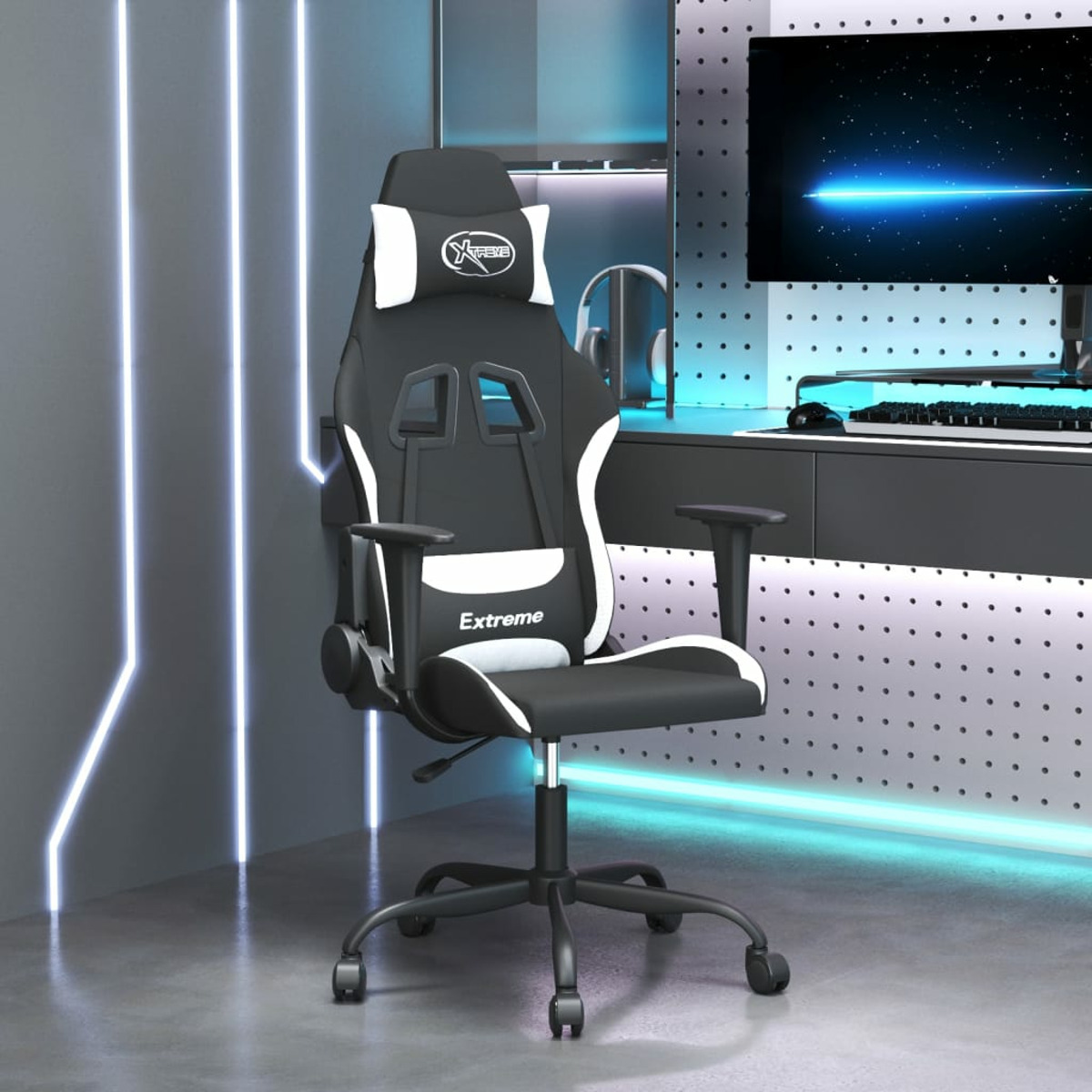 Gaming-Stuhl in einem Raum mit Computer und Neonlichtern, Frontansicht, schwarz-weiß.