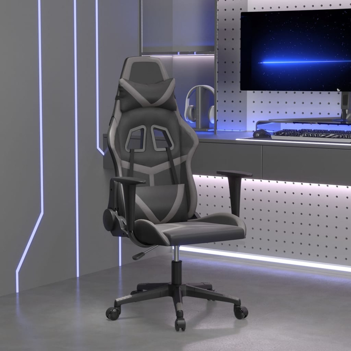 Ein grau-schwarzer Gaming-Stuhl in einem Raum mit Monitor, Kopfhörern und Schreibtisch. Der Stuhl ist zur Kamera gerichtet.