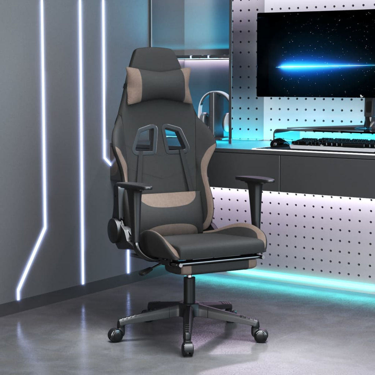 Gaming-Stuhl in einem Raum. Er ist schwarz und braun mit Fußstütze. Ein Monitor und ein Schreibtisch sind im Hintergrund.