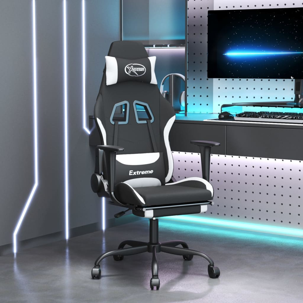 Gaming-Stuhl in Schwarz und Weiß, mit Beinauflage, in einer Gaming-Umgebung.