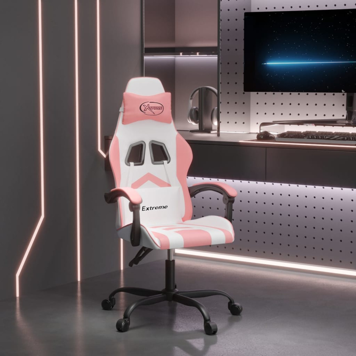 Rosa-weißer Gaming-Stuhl in einem Gaming-Raum. Enthält Schreibtisch und Monitor im Hintergrund.